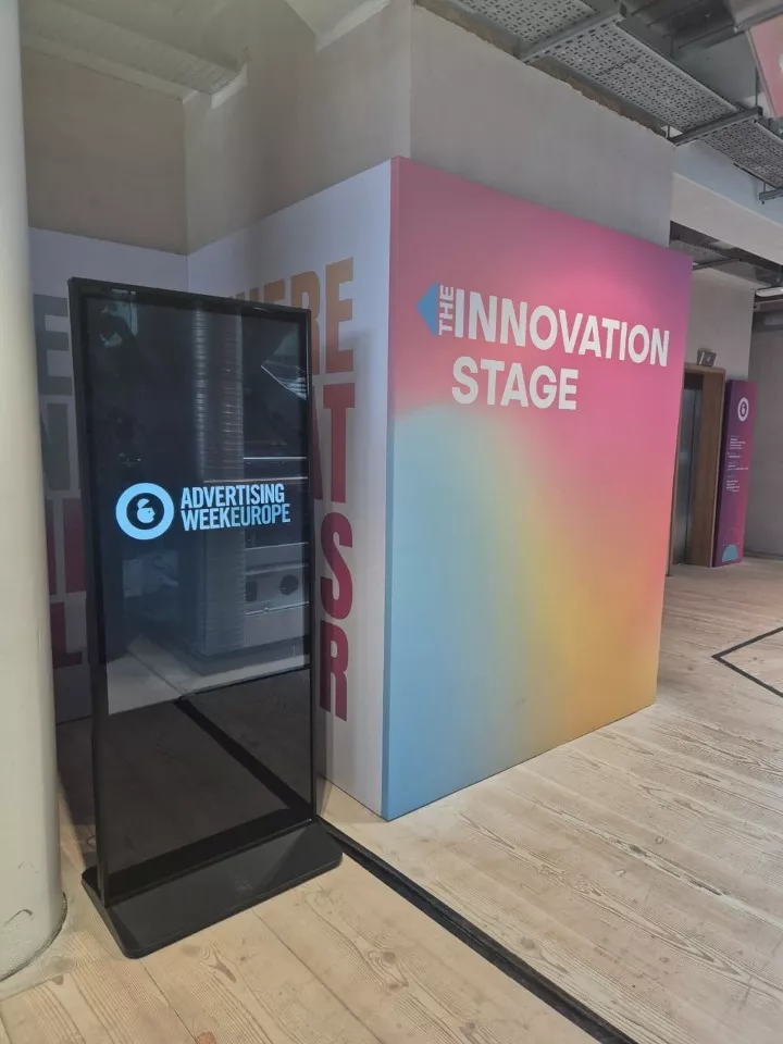 digital signage solutions for healthcare
