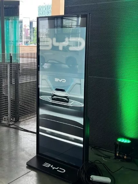 digital signage public transport